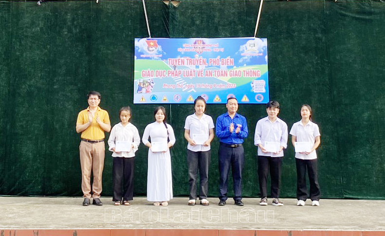 Đại diện Ban giám hiệu Trường THPT Phong Thổ, Huyện đoàn Phong Thổ tặng quà cho các em học sinh có hoàn cảnh khó khăn.